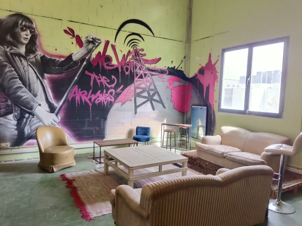 Sofás y graffiti en la zona de descanso en Joey Rocks!